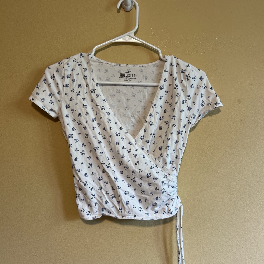 Hollister Must Have Floral Women’s White Cropped V-Neck Baby Tee size S Beachy